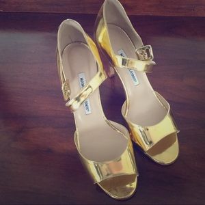 Unworn Manolo Blahnik peeptoe size 9,  patent Gold